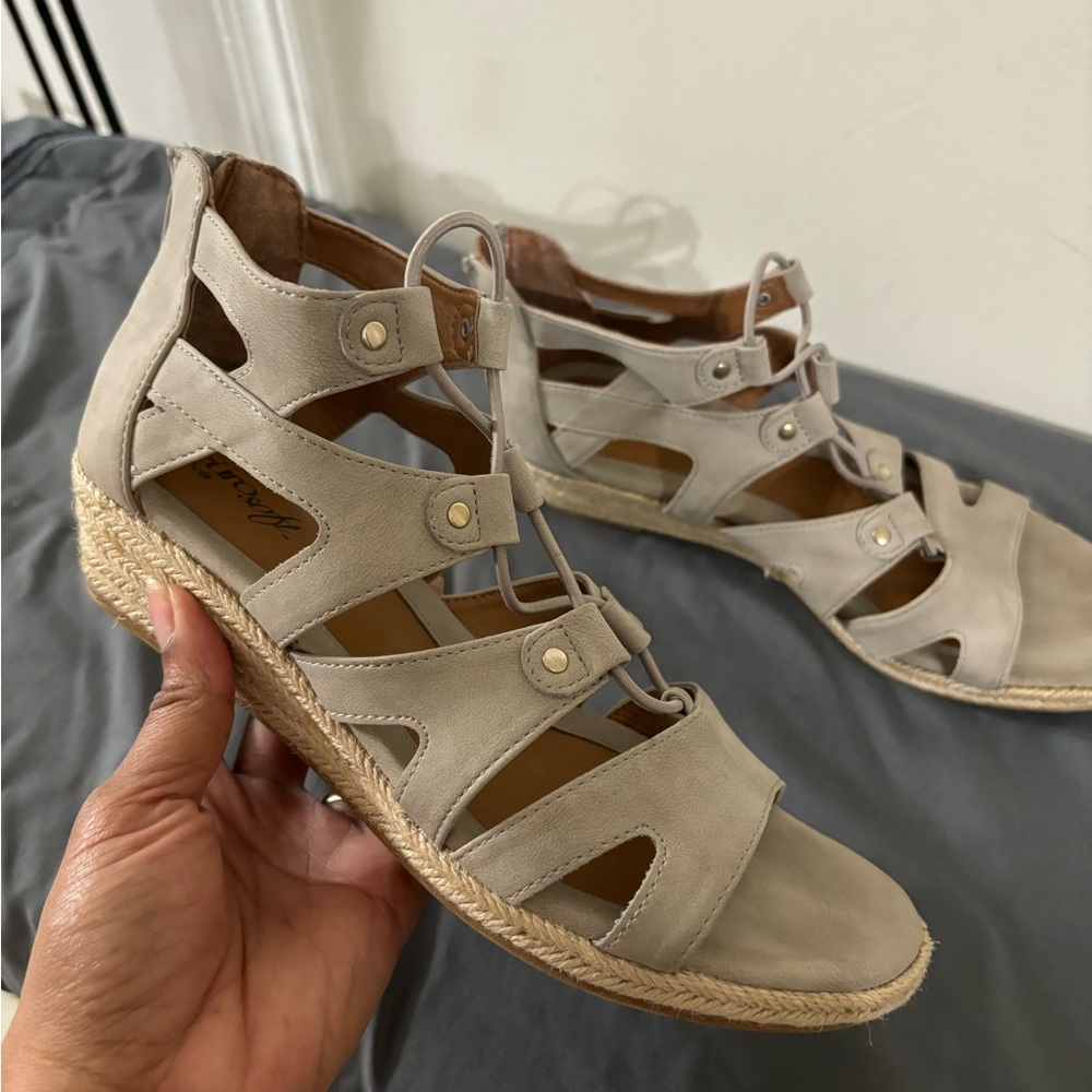 Casual sandal - Size 8
